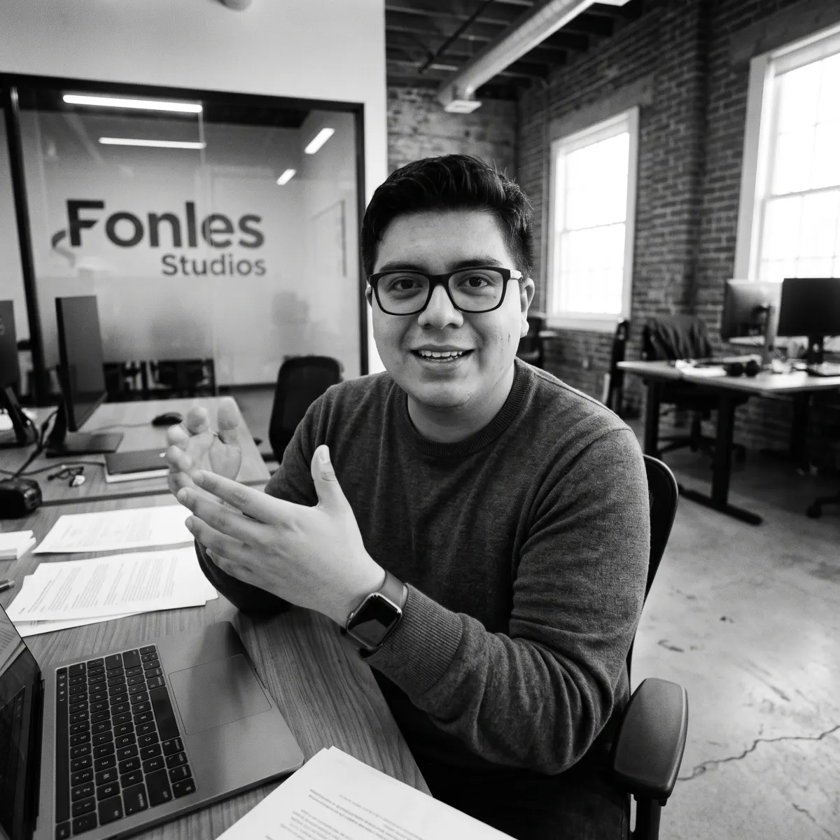 Matias Fonseca en la oficina de Fonles Studios
